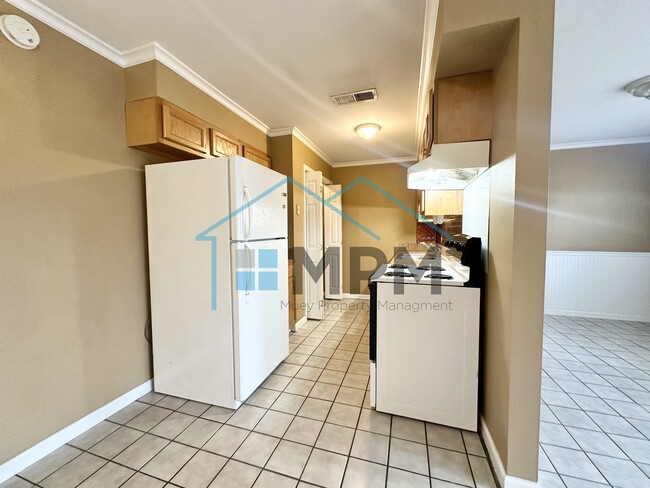 Building Photo - 13 W Elmwood Dr