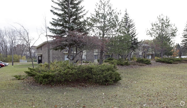 Building Photo - Colonial Pointe