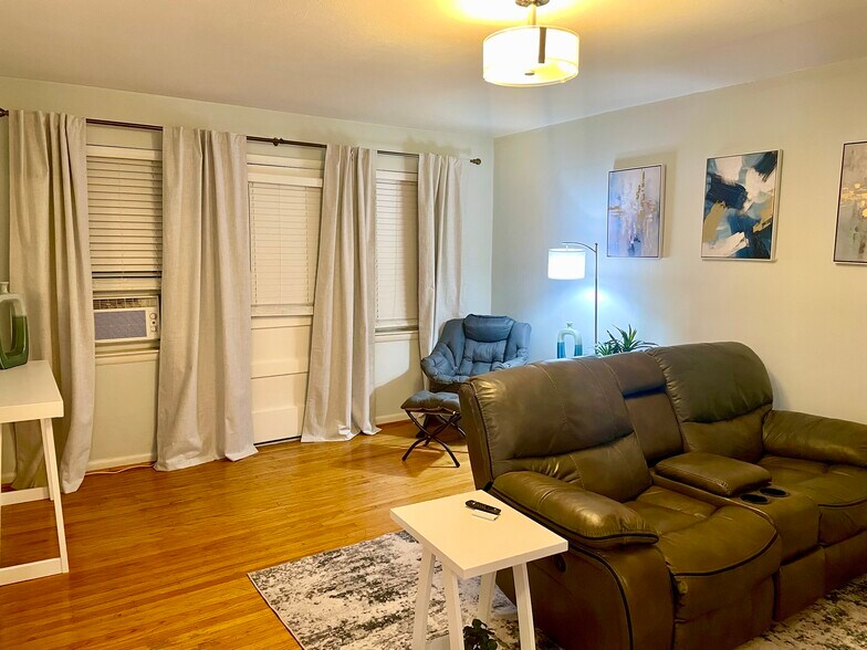 Building Photo - 35 S Oak Ave