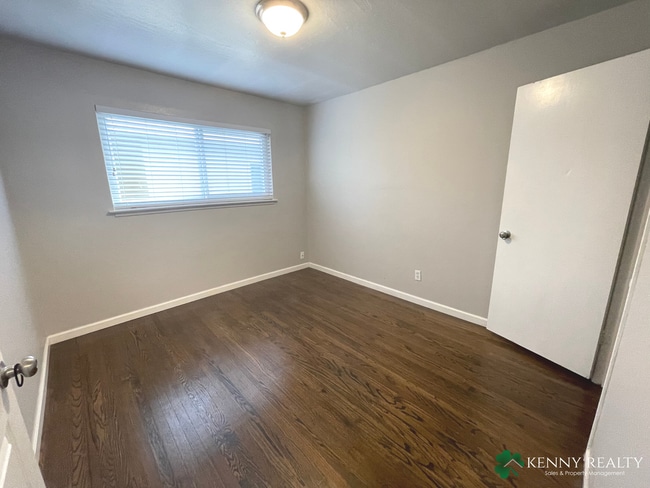 Building Photo - Two Bedroom Unit in Duplex with Garage Space and Washer and Dryer