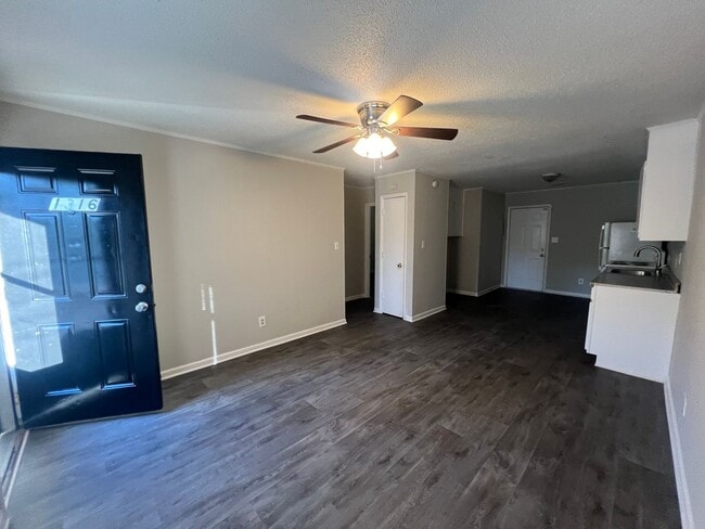 Building Photo - Move-in Ready!