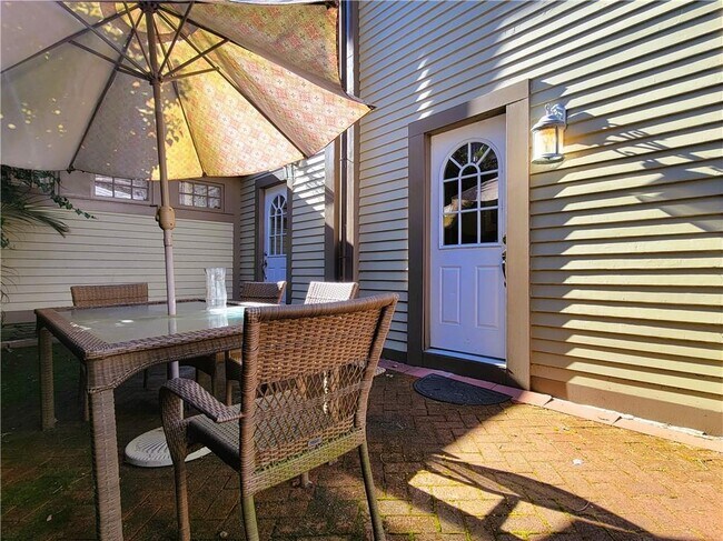 Building Photo - 92 Pelham St