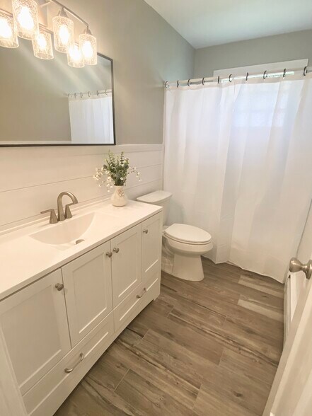 Bathroom - 609 Market St S