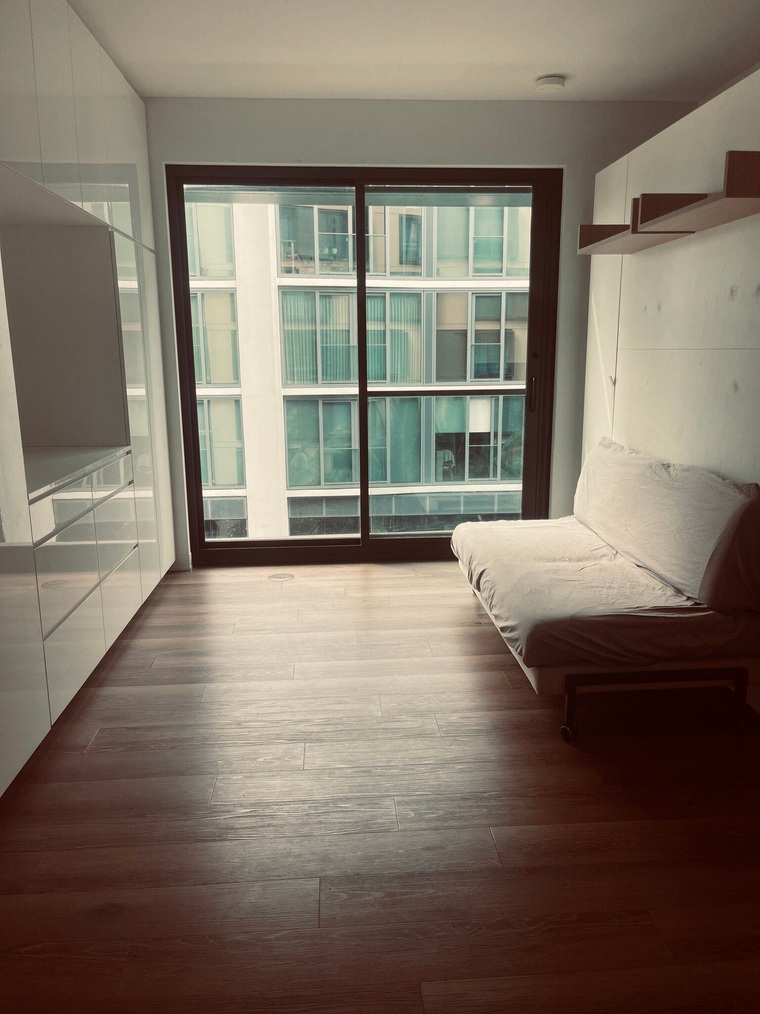 Building Photo - 987 Queen St