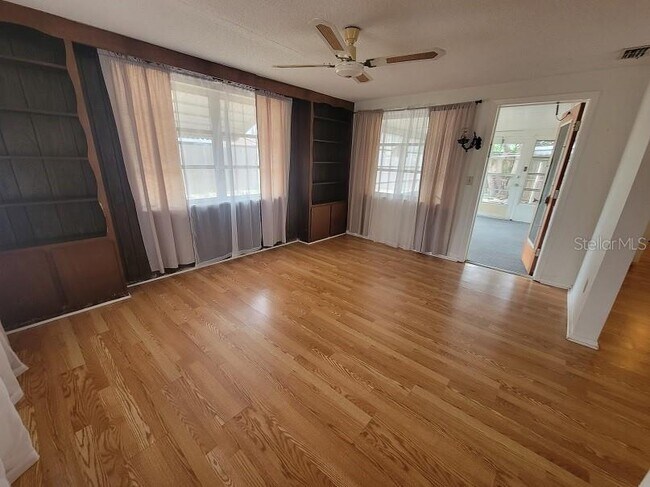 Building Photo - 4010 Cluster Dr