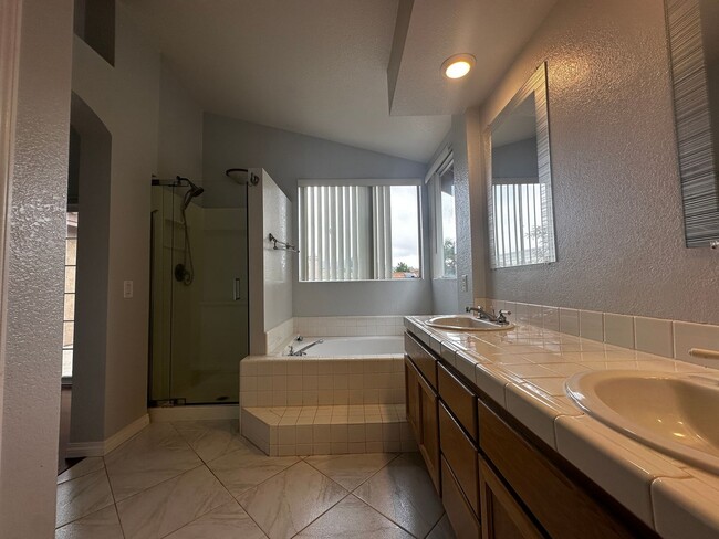 Building Photo - Santa Fe Hills 4 Bedroom Home