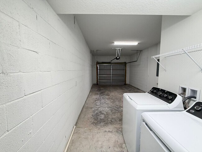 Building Photo - 5353 Vista Lago Dr