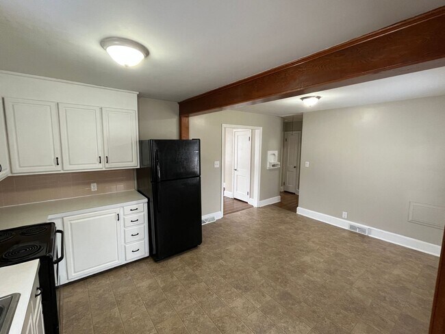 Building Photo - Charming 3-Bedroom 2-Bath with Beautiful Hardwood Floors