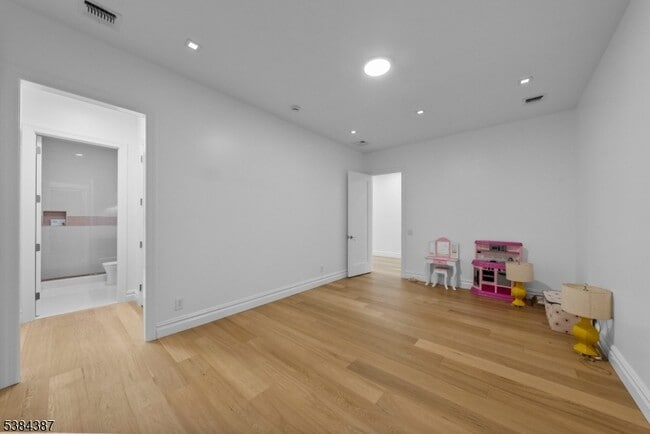 Building Photo - 472 High St