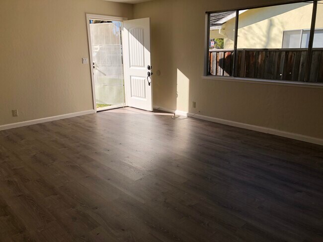 Building Photo - 125 El Toro Ct