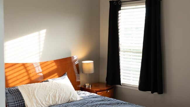 Building Photo - Modern 3 Level Townhome with 2 Car Garage