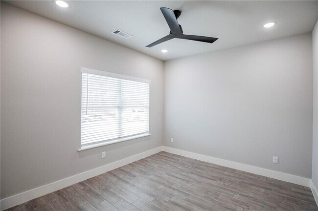 Building Photo - 14 Kinloch Dr