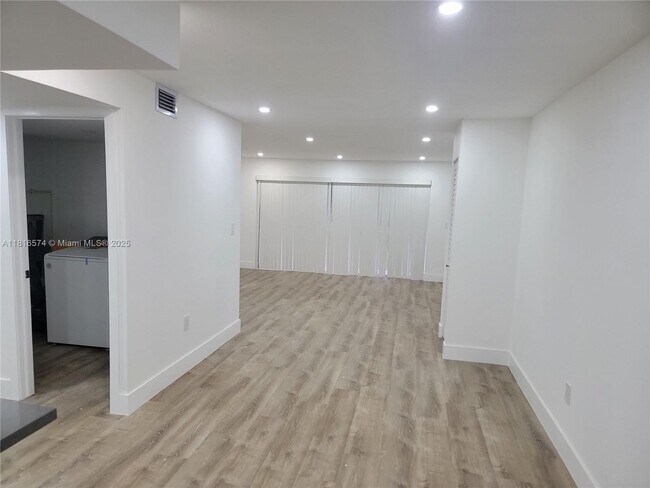 Building Photo - 9371 Fontainebleau Blvd