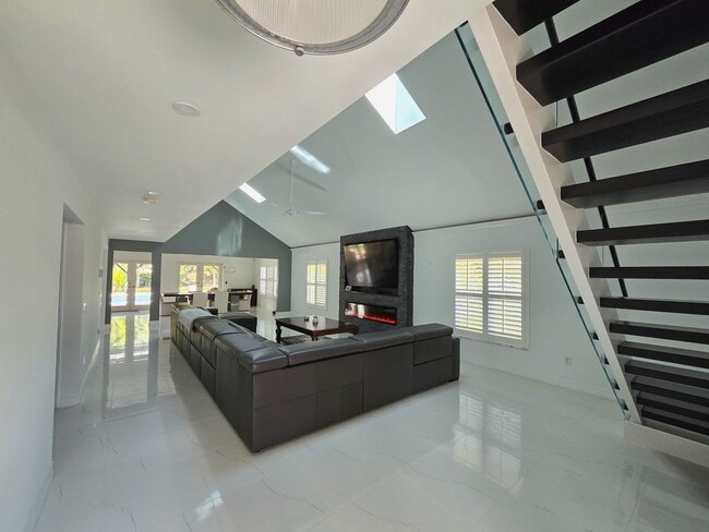 Building Photo - SEASONAL RENTAL - Luxury by the Beach!