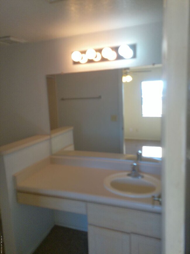 Building Photo - Modern Studio Condo with Washer/Dryer & Re...