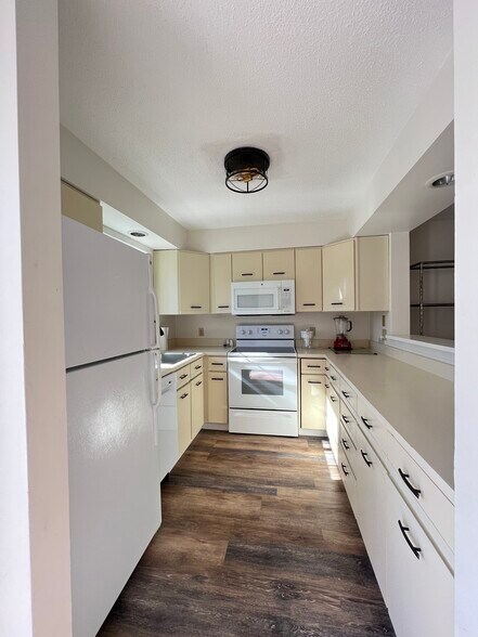 Building Photo - 138 Riverside Townhouses Rd