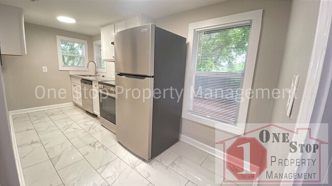 Building Photo - Beautiful 2 Bedroom 1 Bathroom Home in Ind...