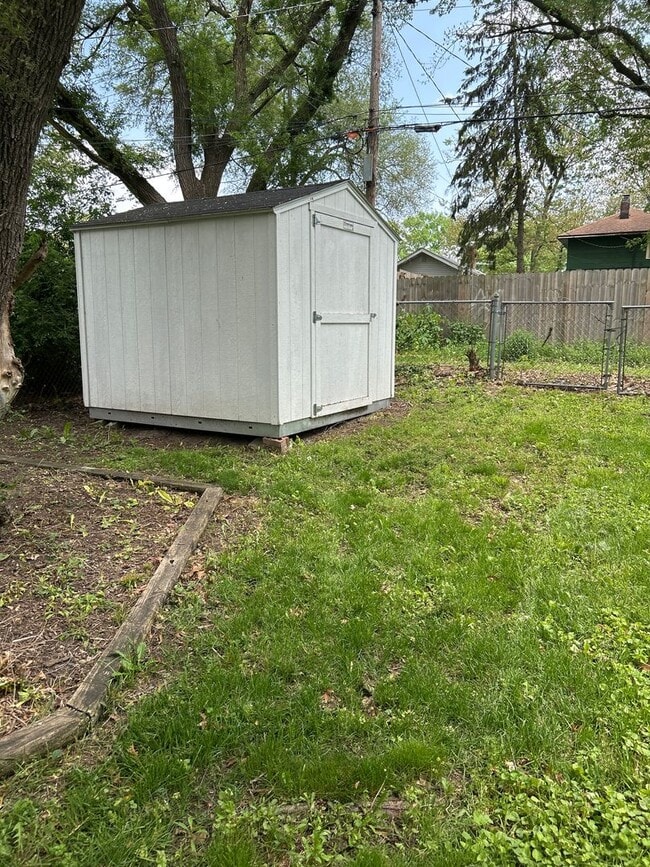 Building Photo - Charming 2-Bedroom, 1-Bathroom Home with B...