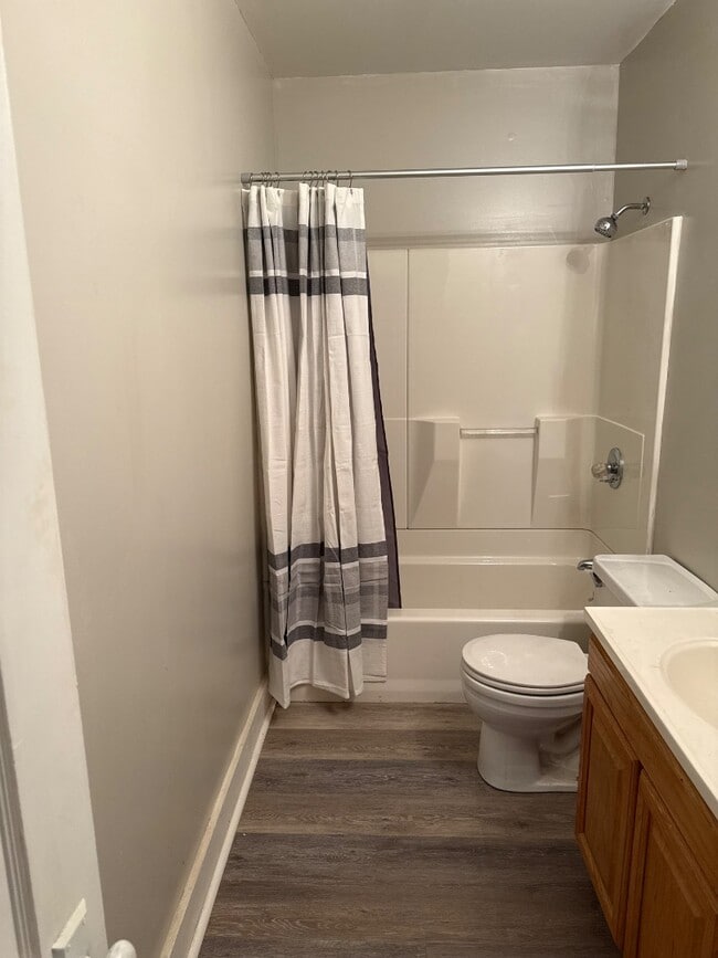 Building Photo - 323 E Kathleen St