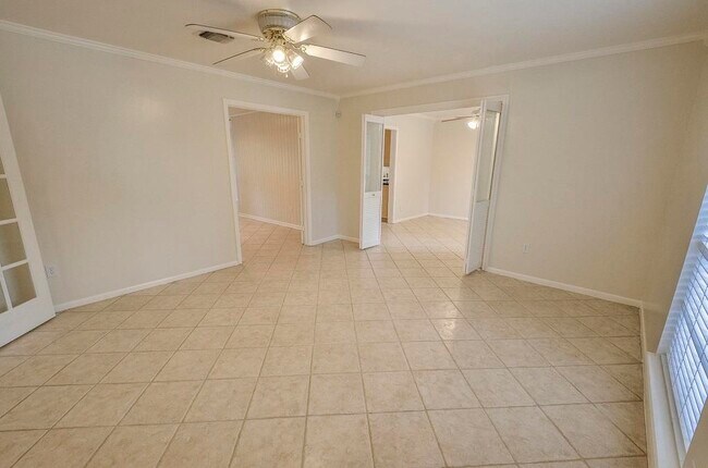 Building Photo - 25602 Oakhurst Dr