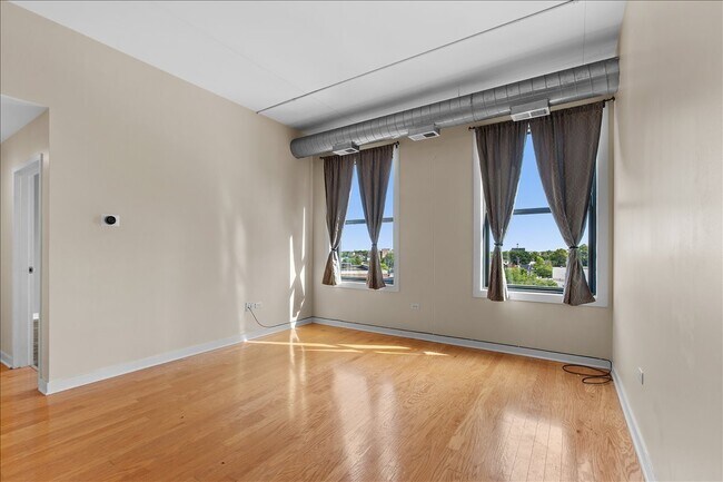 Building Photo - 4015 N Milwaukee Ave