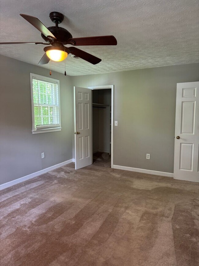 Building Photo - 4 Bedroom with fenced in yard!