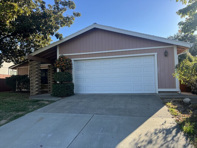 Building Photo - 6560 Oakcreek Way