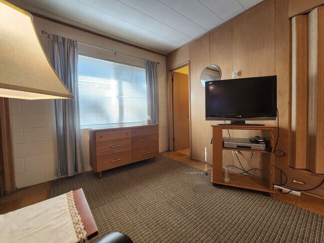 Building Photo - SKI LEASE: Close to Bus Line, Full Kitchen, 2 Living Areas