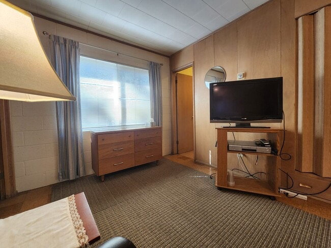 Building Photo - SKI LEASE: Close to Bus Line, Full Kitchen...