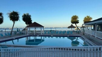 Beach Pool & Hot tub - 4190 35th Ter S