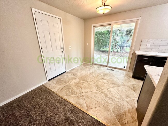 Building Photo - Beautiful Milwaukie 3 Bedroom