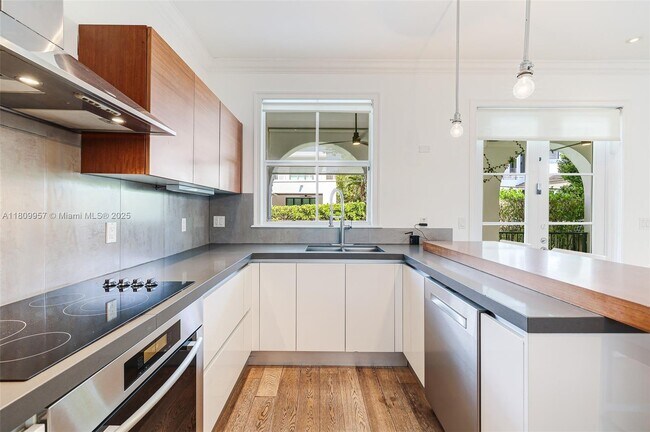 Building Photo - 464 Fernwood Rd