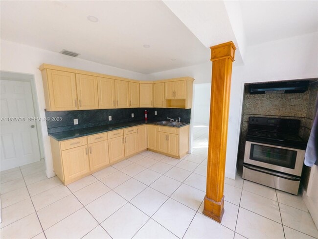 Building Photo - 3623 SW 5th Terrace