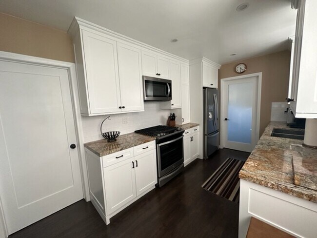 Building Photo - Lakewood living