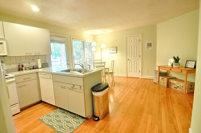 Building Photo - 3 bedroom Cul-de-sac Townhouse