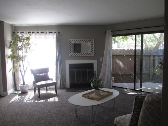 Building Photo - Beautiful Lompoc Village Townhouse