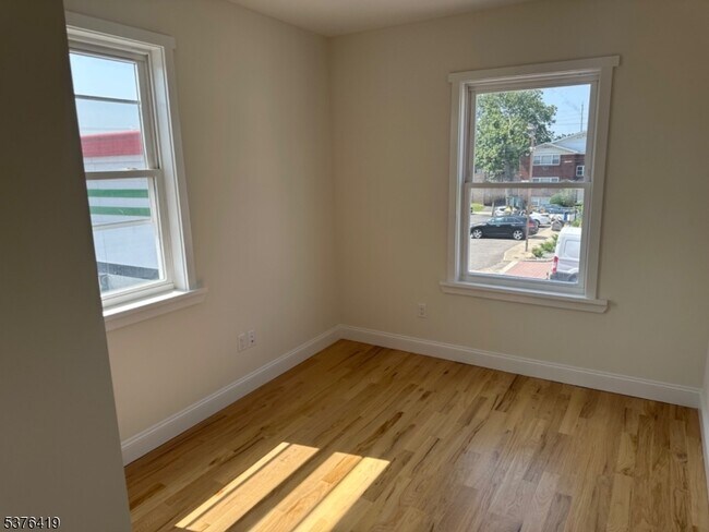 Building Photo - 922 Kenneth Ave