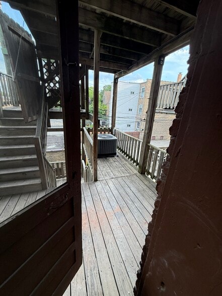 Deck - 1629 W Granville Ave