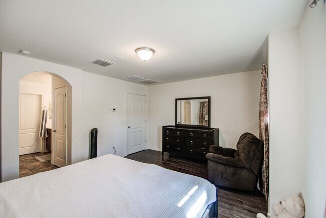 Building Photo - Cooley Station Stunning 3 bedroom!