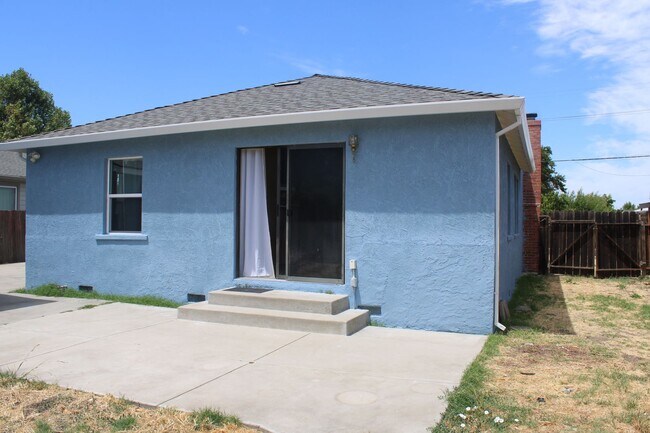 Building Photo - Ready for Move In! Three Bedroom, 1 1/2 Bathroom House with 2 Garages and Side Yard Access in Pit...