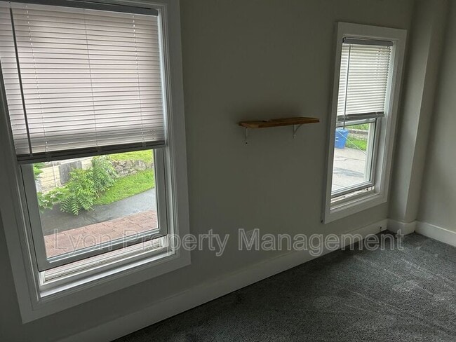 Building Photo - 27 Lamphear St