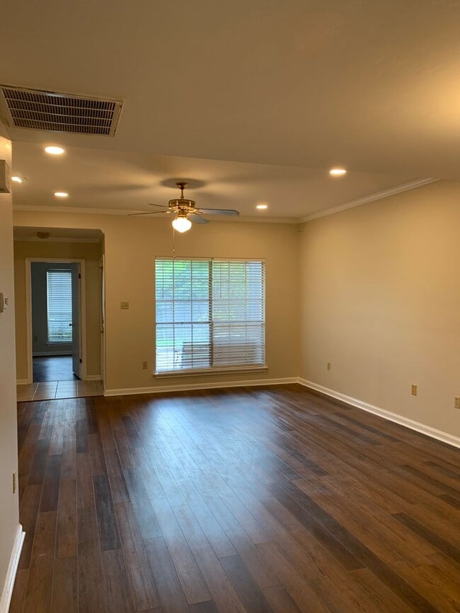 Building Photo - Florida Blvd / Sherwood Forrest