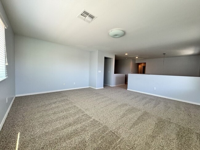 Building Photo - Spacious 5-Bedroom + Loft in Lyons Gate wi...