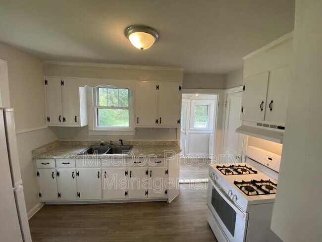 Building Photo - 119 Gibson St