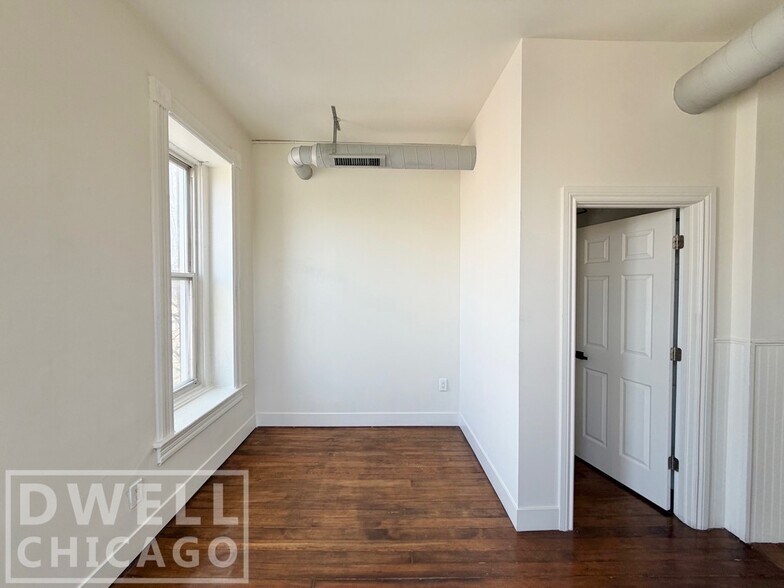 Building Photo - 1362 N Bosworth Ave