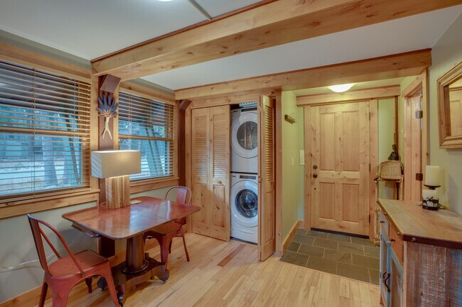 Building Photo - 7040 Bellevue Ave