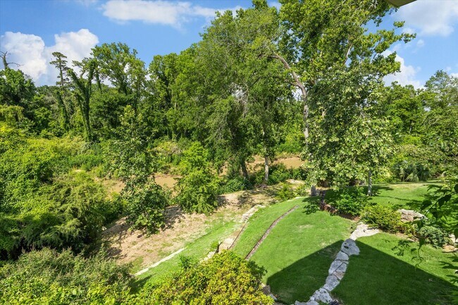 Building Photo - 9 Pinehill Ln