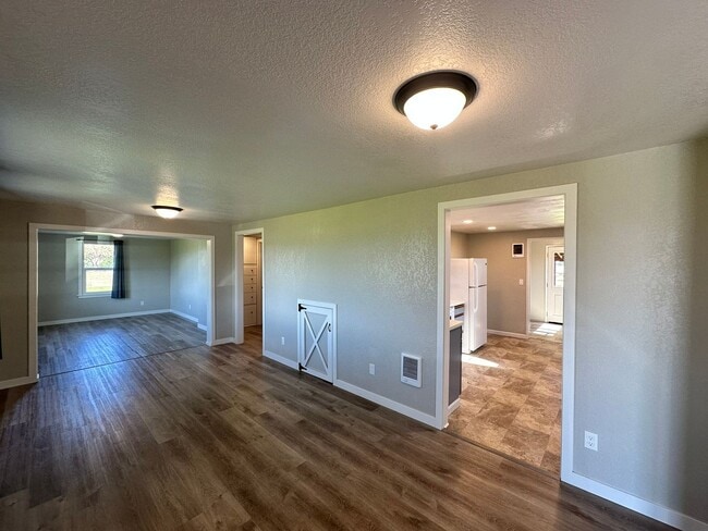Building Photo - $500 OFF Move in Costs!!