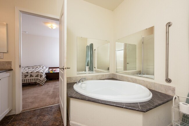 Building Photo - Cozy Upgraded Home w/ Panoramic Mountain V...