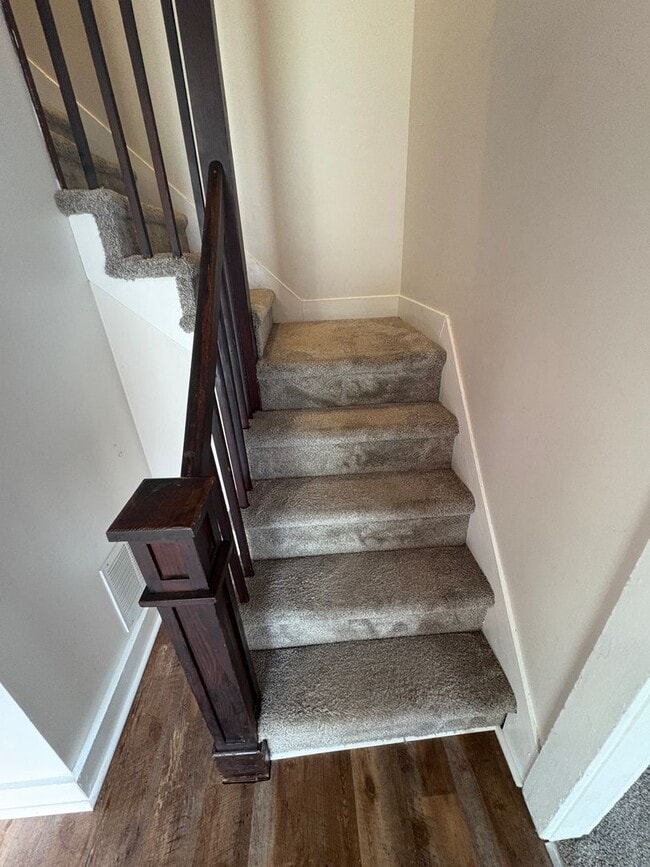 Building Photo - Lovely 4 Bedroomin a Quaint and Quiet Neig...